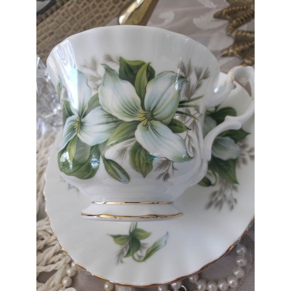 Royal Albert Fine Tea Cup and Saucer Trillium, England, Bone China - Picture 5 of 9